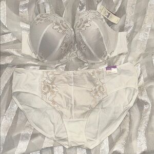 Cacique white eyelet plunge 44B Bra and 18/20 Panty Set